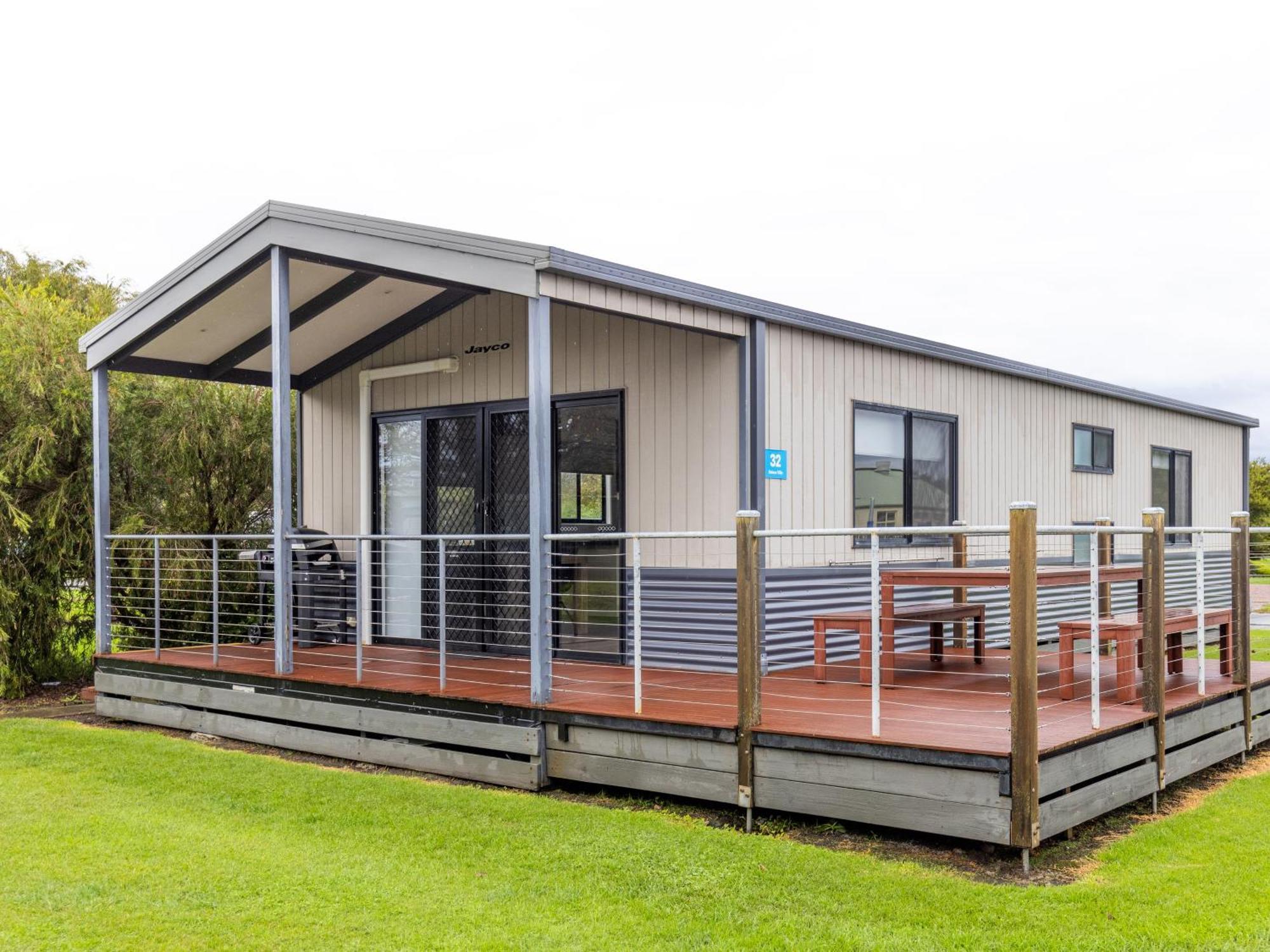 Nrma Warrnambool Riverside Holiday Park חדר תמונה
